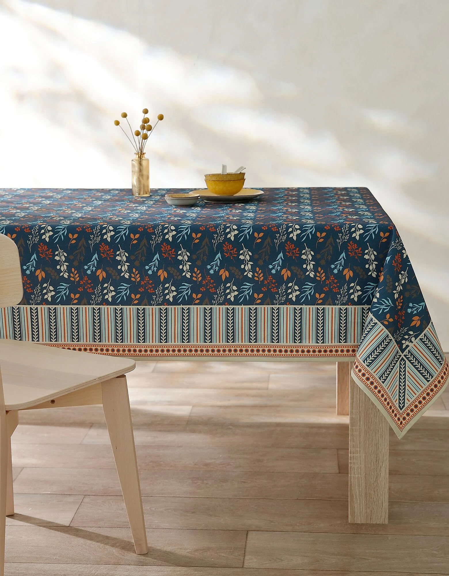 Blancheporte Nappe Fabriquée En France, Motif Fleuri Indian Fond Bleu - Coton Biologique(1)